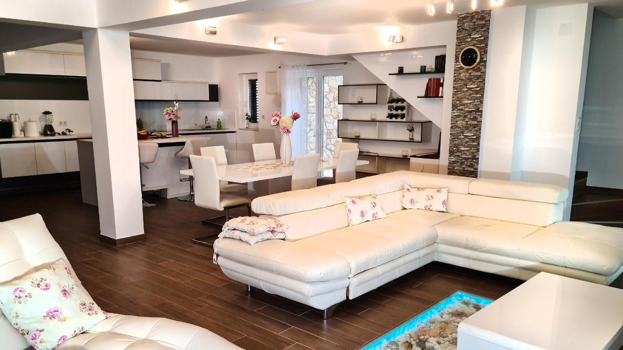 Villa Relax , With Seaview And Two Pools Near Beach 斯塔里格勒 外观 照片